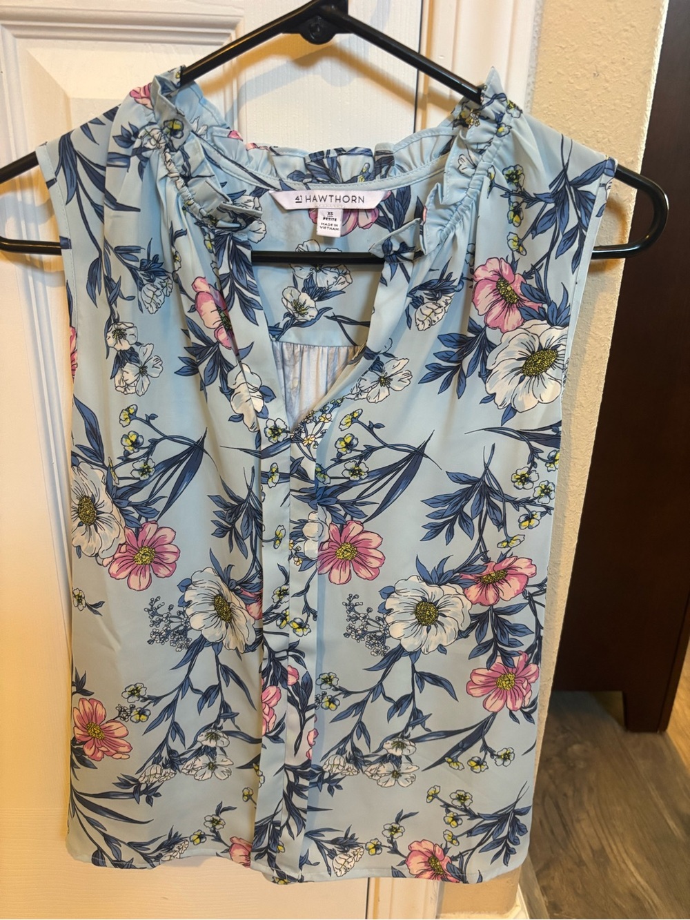 Sleeveless Floral Blouse in Light Blue women’s size xsmall - like new